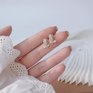 Lillies stud earrings gp